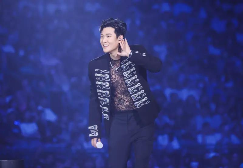 ▲周興哲昨（26）日晚在台北小巨蛋的演出，發生鋼琴故障、表演中斷8分鐘的意外，是在他快要演唱〈受夠〉之前，而他苦笑表示從來沒有發生過這種情況。（圖／星空飛騰提供）