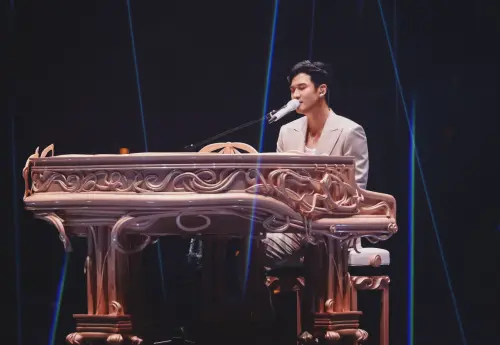 ▲周興哲在台北小巨蛋的演出，一度因鋼琴故障而中斷8分鐘，還好狀況排除後，他可以繼續自彈自唱。（圖／星空飛騰提供）