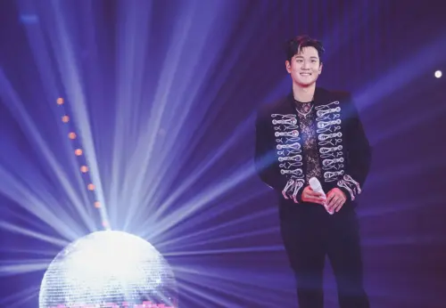  ▲周興哲的軍裝外套裡面是鏤空的服裝，健壯肌肉若隱若現。（圖／星空飛騰提供）