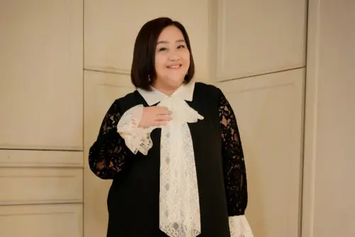 ▲花蓮光復鄉受災嚴重，憑藉《影后》入圍金鐘獎的鍾欣凌（如圖）出資化身「光復浴室超人」，以及杜詩梅四處奔走，共同籌設臨時沐浴房，將在教會與學校安裝24座，2人善舉展現演藝圈溫暖，讓災民重獲清潔與安心，直言：「要讓大家好好洗澡！」（圖／翻攝自鍾欣凌臉書）