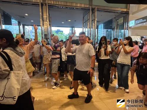 ▲台中新光三越「美好如新」復業首日，「報復性」人潮等待再相聚，人人臉露欣喜，開心不已。（圖／記者金武鳳攝，2025.9.27)