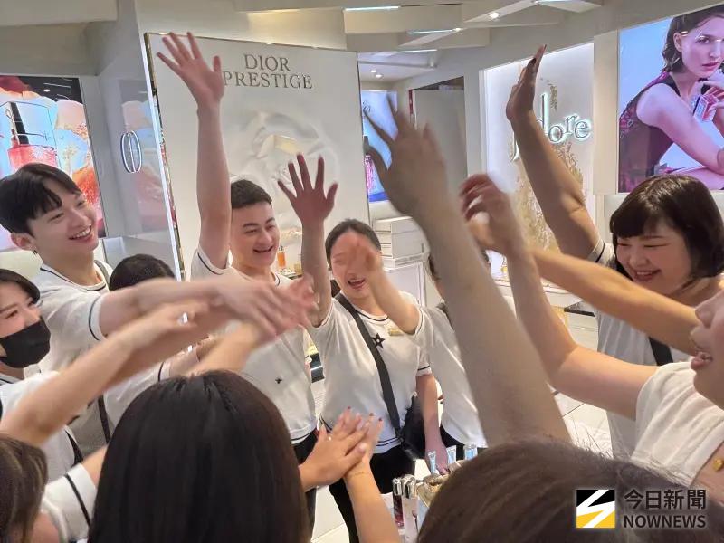 ▲台中新光三越「美好如新」復業， 各專櫃人員最是開心，DIOR櫃姐擊掌歡呼「回家了」。（圖／記者 金武鳳攝，2025.9.27)