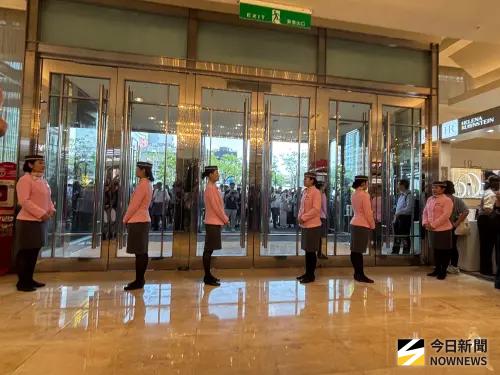 ▲台中新光三越「美好如新」復業，由於定調「復業不是慶 」，儀式從簡，僅由禮賓人員開門迎客。（圖／記者金武鳳攝，2025.9.27)