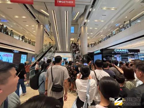 ▲台中新光三越「美好如新」復業 ，首日湧入許多報復性消費人潮。（圖／記者金武鳳攝，2025.9.27)