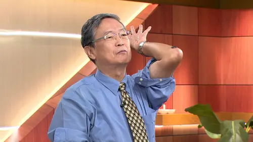 ▲馬西屏上《聚焦2.0》暢談對抗老經驗，手腦並用反手硬幣展現驚人手技，讓主持人高文音頻頻讚嘆。(圖／年代提供)