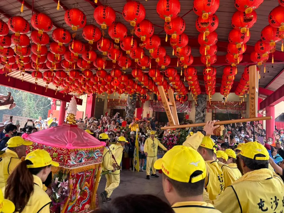 ▲白沙屯拱天宮三媽接力在9月27日、28日聖臨南投市。11時35分停駕南投巧聖先師府。直播、GPS即時定位、目前位置一次看。（圖／白沙屯拱天宮臉書）