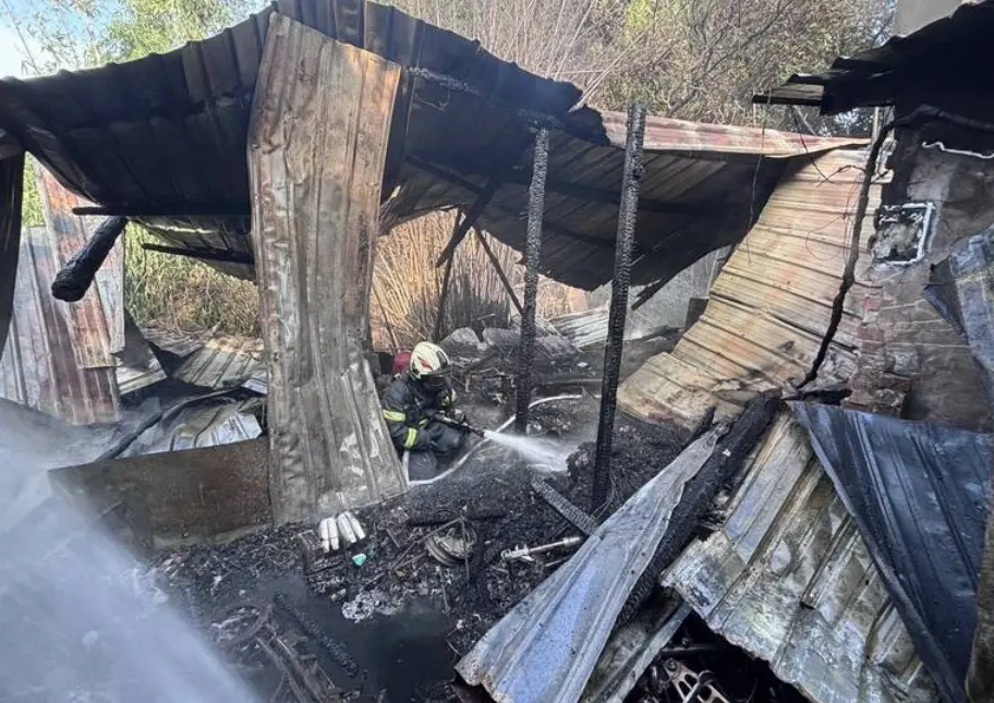 ▲27日彰化伸港民宅清晨失火，鐵皮屋被燒到變形塌陷。（圖／翻攝畫面）