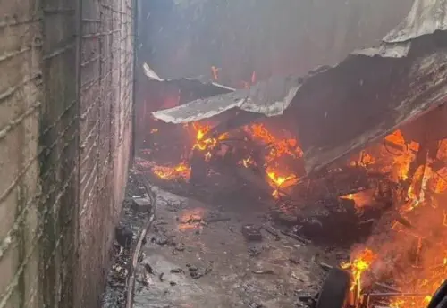 ▲27日彰化伸港民宅清晨失火，8人靠住警器警報及時逃生，無人傷亡。（圖／翻攝畫面）