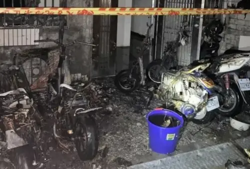 電動機車突起火！苗栗移工深夜充電釀災　5輛機車被燒毀僅剩骨架
