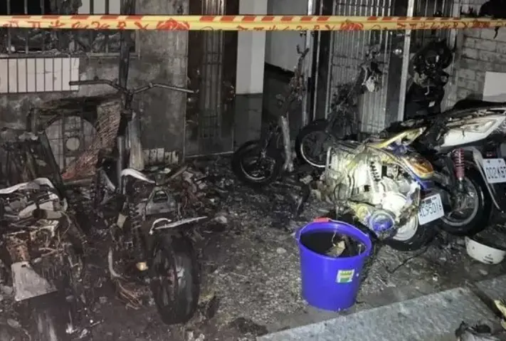 電動機車突起火！苗栗移工深夜充電釀災　5輛機車被燒毀僅剩骨架