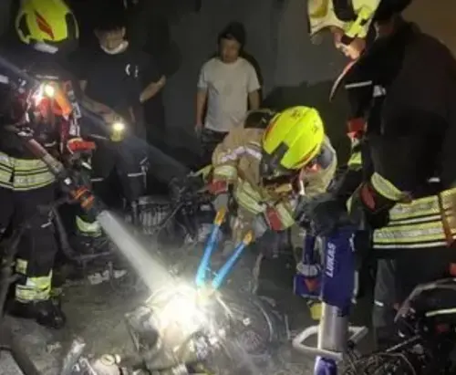 ▲苗栗苑裡外籍移工充電時電動機車突起火，5台機車燒毀，所幸無人傷亡。（圖／翻攝畫面）