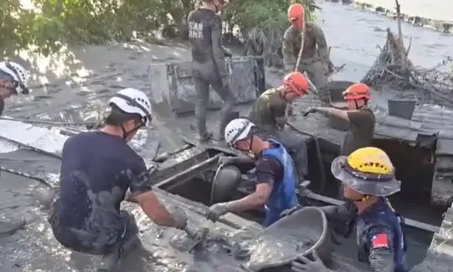 花蓮洪災捨身保女童「小沂」！乾姑丈手機被尋獲　特搜隊徒手開挖
