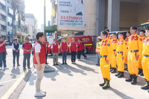 ▲新竹市特搜與重機具團隊赴花蓮支援， 代理市長邱臣遠到場慰勉。（圖／新竹市府提供）