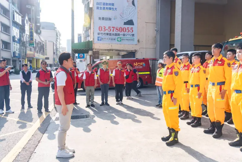    ▲新竹市特搜與重機具團隊赴花蓮支援， 代理市長邱臣遠到場慰勉。（圖／新竹市府提供）  