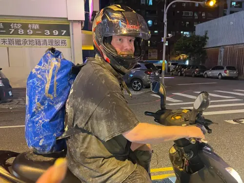 ▲花蓮救災路上，一名老外騎著機車滿身泥濘感動百萬人。災區志工曝光其正面照，被學生認出是慈濟大學附中的外籍老師Tim。（圖／取自Threads）