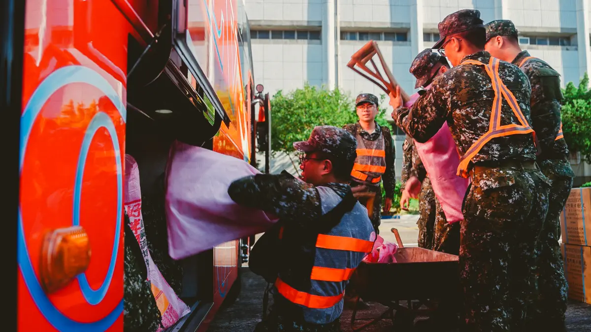 ▲關指部官兵攜帶各式救災裝備前往花蓮災區。（圖／軍聞社提供）