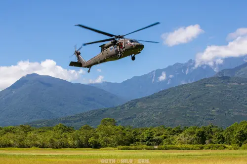 ▲陸航派遣UH-60M黑鷹直升機飛抵花蓮，投入後續搜救任務。（圖／翻攝自青年日報臉書）