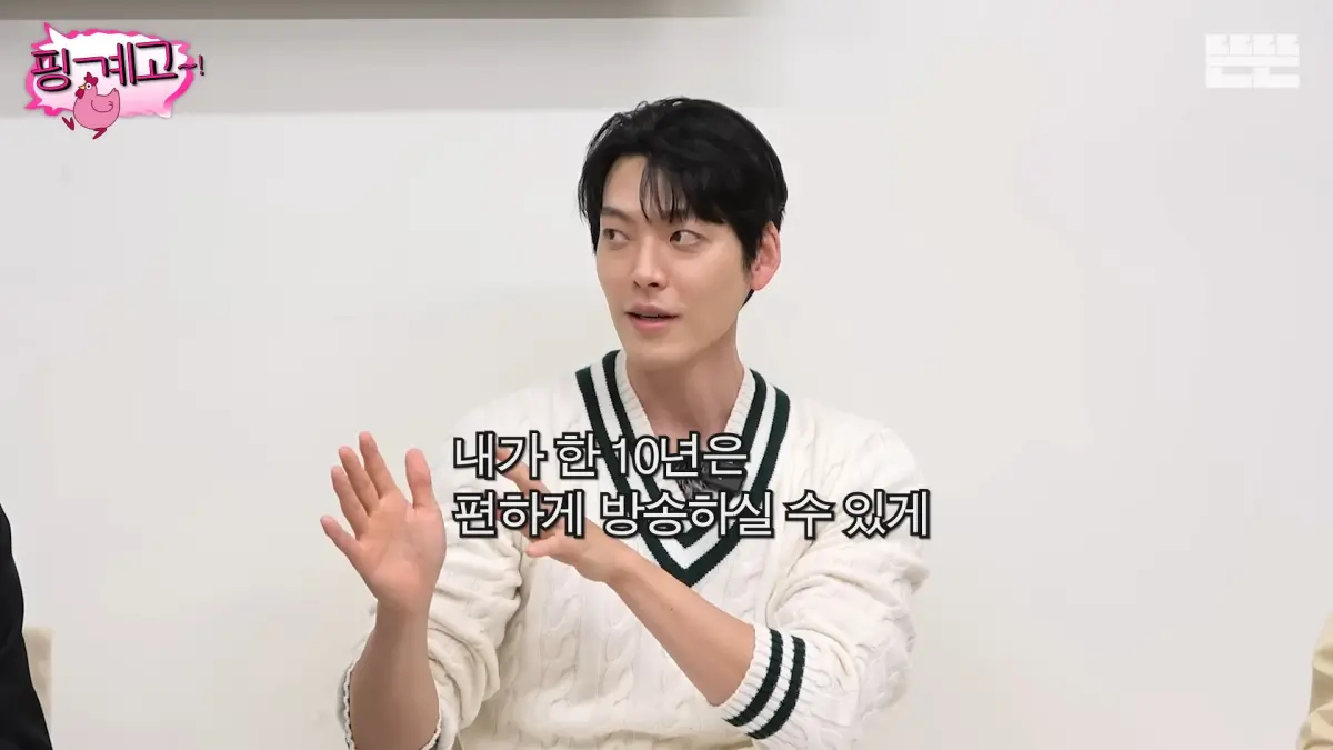 ▲金宇彬已默默獨自健身10年，背後原因超感人，因為在他最困難、沒錢的時候，有一位教練願意幫他，金宇彬為了報恩所以不再找其他教練，讓恩人頂著「金宇彬的教練」維持生計招生。（圖／뜬뜬 DdeunDdeun YouTube）