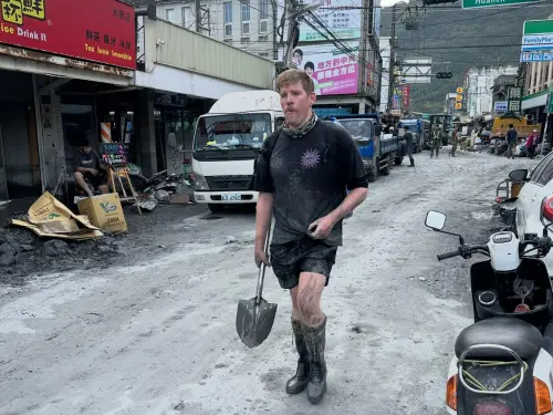 老外也來花蓮挖泥巴！棕髮「鏟子超人」是這校老師　超帥正面照曝
