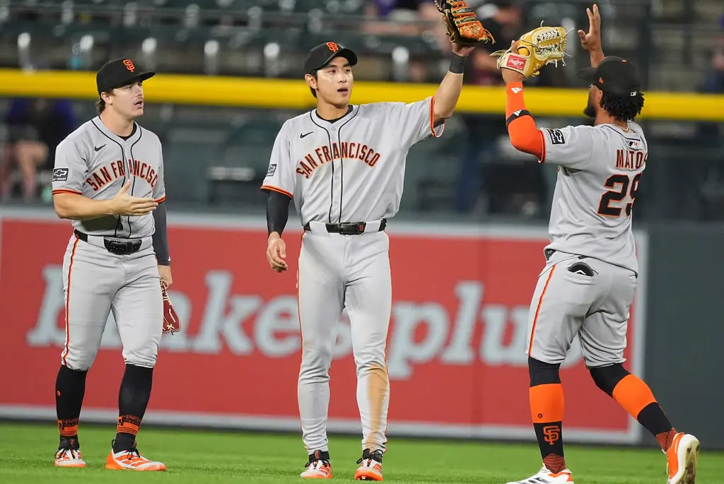 ▲舊金山巨人隊韓籍球星李政厚接殺飛球後，因記錯出局數，讓跑者多推進2個壘包。（圖／美聯社／達志影像）