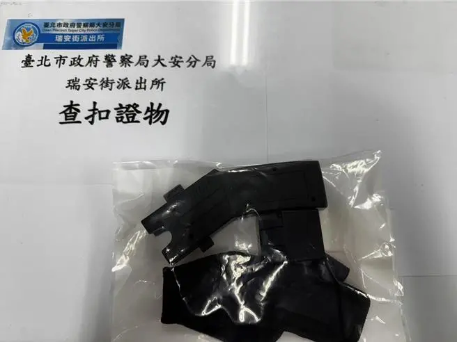 ▲ 北市大安區26日晚間一名Uber司機與外送員因行車口角衝突，張男亮電擊槍遭警方依恐嚇罪送辦。（圖／翻攝畫面）