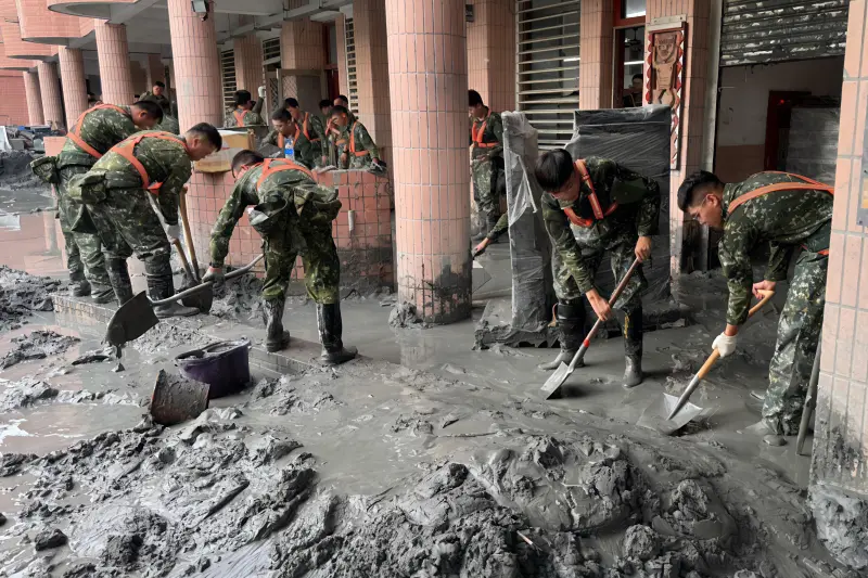 ▲陸軍43砲、117旅、203旅官兵深入受災戶民宅，裡外實施清淤作業。（圖／記者莊全成翻攝）