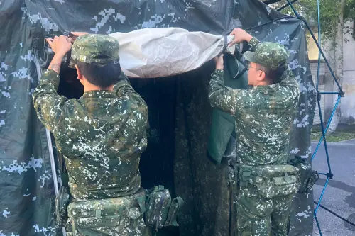 ▲4支部官兵完成沐浴站架設，讓災民及官兵能洗個熱水澡。（圖／第4作戰區提供）