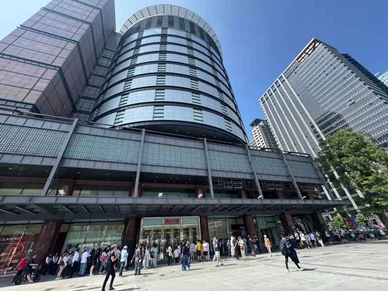 ▲新光三越台中店挺過氣爆危機，睽違226天後，今（27）日重新復業，上午10點30分開門營業，不到中午就湧入破萬人潮，50萬滿額禮也搶空。（圖／記者鍾怡婷攝）