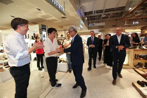 ▲新光三越董事長和副董事長與在台中店服務滿25年的員工握手致意。（圖／新光三越提供）