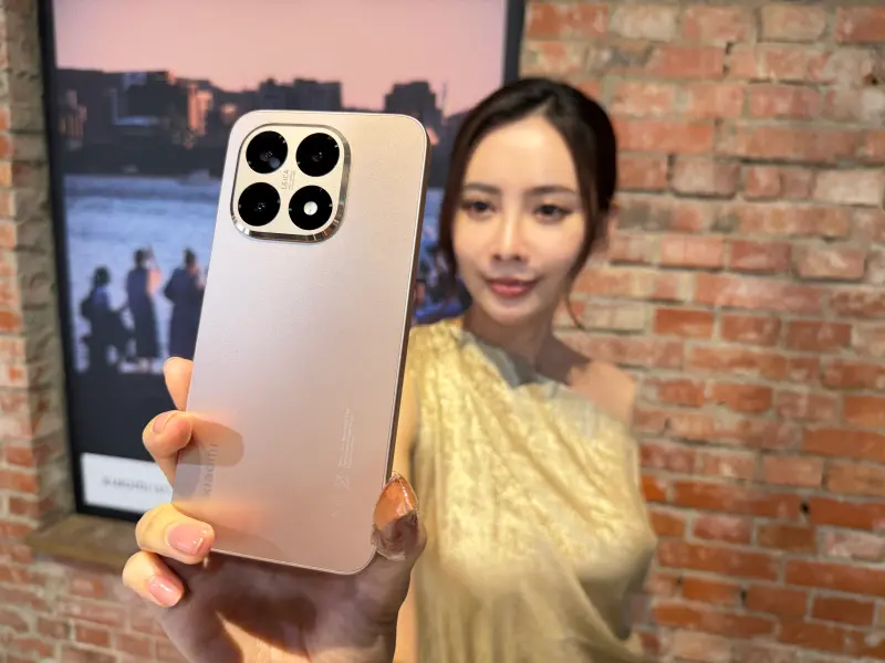 ▲小米15T系列持續和徠卡合作，其中Pro 12GB+1TB頂規版售價19,999元，2萬有找，相當具有競爭力。（圖／記者周淑萍攝）