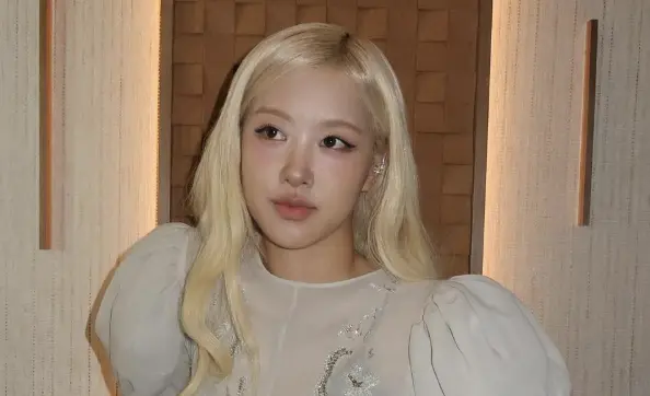 ▲ROSÉ（如圖）昨（26）日上傳最新貼文，沒想到她驚喜彈奏周杰倫神曲〈Secret〉，讓周董興奮轉發表示：「太厲害了」。（圖／翻攝自roses_are_rosie）