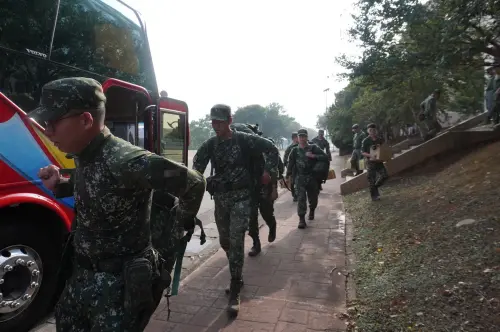 ▲陸軍584旅人員、裝備裝載，前往災區投入救災。（圖／第三作戰區提供）