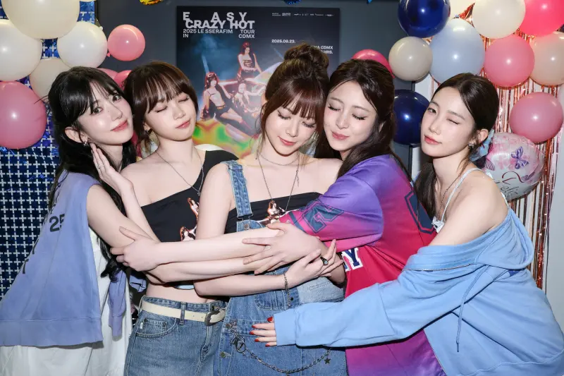 ▲LE SSERAFIM去年因中秋沒穿韓服惹議，還被網友發現出道以來都沒穿過，質疑她們是親日派，其中，人氣成員宮脇咲良（左1）還被點名怒批。（圖／LE SSERAFIM FB）