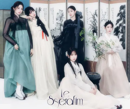 ▲LE SSERAFIM曾因中秋沒穿韓服惹議！遭疑親日派　宮脇咲良（右1）被點名。（圖／엘르코리아 ELLE Korea FB）