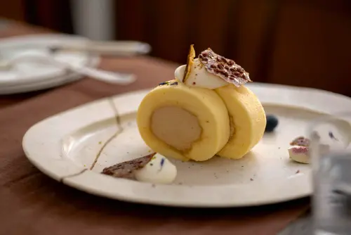 ▲鹽之花焦糖蛋糕捲的蛋糕體濕潤細膩，微鹹微甜又帶焦香的內餡非常迷人。（圖／嘉義市衛生局提供）