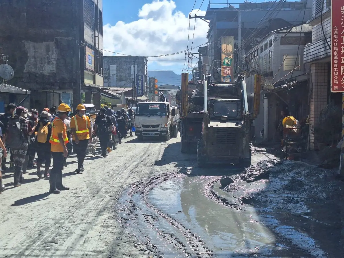 ▲全台各地民眾自發組成救援隊，前往花蓮光復鄉協助災後復原。（圖／翻攝自蔣萬安臉書）