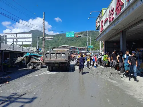 ▲北捷組成14人救災團隊，出發前往花蓮光復鄉協助災後復原。（圖／翻攝自蔣萬安臉書）