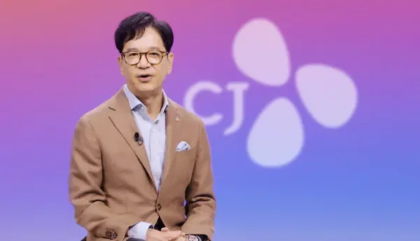 ▲三星家族、CJ集團會長李在賢遭爆祕密選妃，還偏好穿黑絲襪與高跟鞋的女性，超嚴格選秀與奢華派對，被說猶如《魷魚遊戲》真人版。（圖／翻攝自CJ集團）