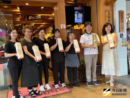 ▲台中百年餅鋪陳允寶泉獲悉花蓮災區需求，宅配花蓮1500盒太陽餅。(圖／記者金武鳳攝，2025.9.27)
