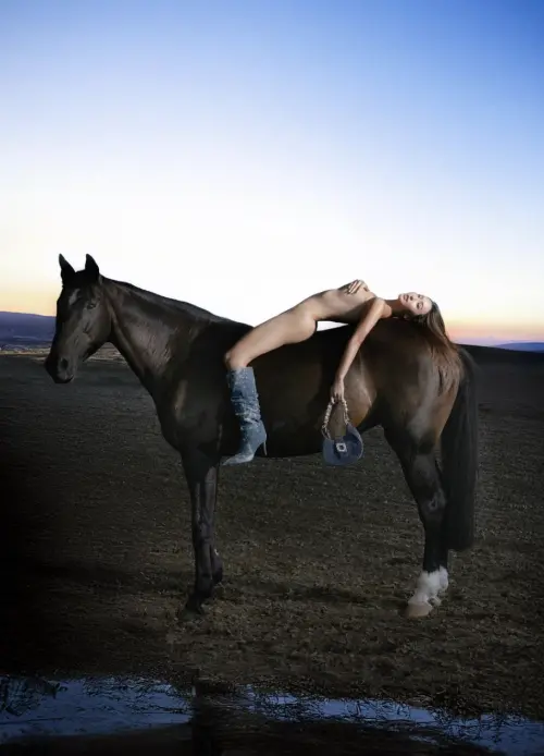 ▲薔薔（林嘉凌）另一張躺在馬背上的照片，只以手遮住胸前，同樣引發網友熱烈討論。（圖／摘自林嘉凌 薔薔Maze臉書）