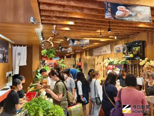 ▲中秋節將屆，台中陳允寶泉生意強強滾，為了送愛到花蓮，緊急停掉月餅生產線，趕出1500盒太陽餅宅配災區。（圖／記者金武鳳攝，2025.9.27)