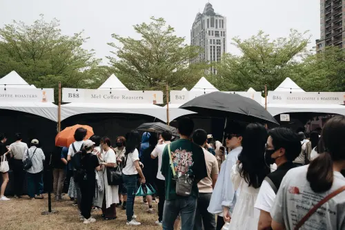 ▲森之市又舉辦新市集！「2025珈琲與花物語」在台北松山文創園區登場，「以一杯咖啡旅遊吧！」主題概念為題，圖為去年盛況。（示意圖／取自售票網站Klook）