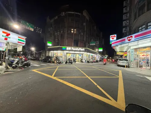 ▲網友分享三重「7-11、全家、萊爾富」三雄鼎立照片，留言區成3家超商小編較勁戰場。（圖／取自Threads）