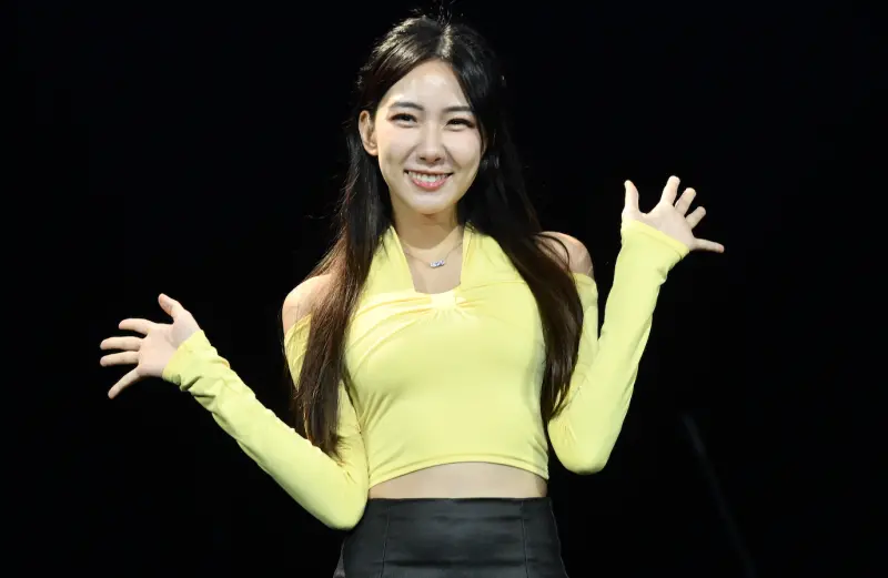 ▲啦啦隊女神檸檬（如圖）今日出席公益演唱會，媒體提及和派翠克緋聞時，她妙答現在都是自己一個人領包裹，成功轉移話題。（圖／記者林柏年攝影）