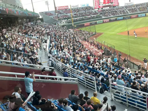 中職／樂天、兄弟關鍵戰18000票完售！創本季新高　象迷都在外野
