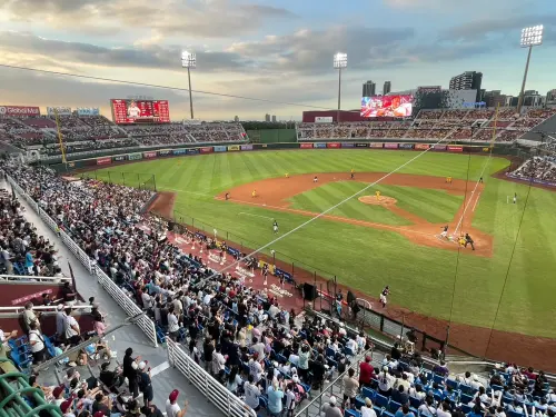 ▲樂天桃猿首局就先持得點，內野滿座猿迷全嗨翻。（圖／記者林子翔攝）