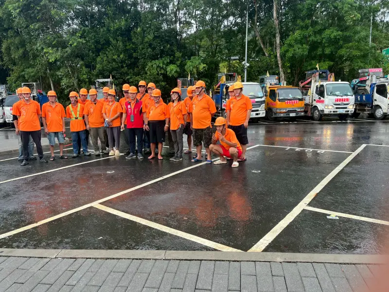 ▲新北資源回收公會出動卡車山貓及人力，協助花蓮災後復原工作。（圖／陳瑩辦公室提供）