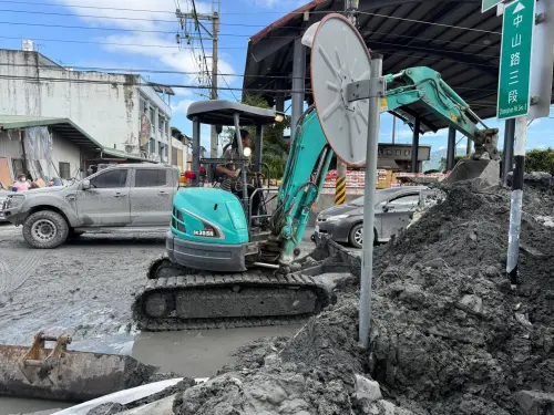 ▲新北資源回收公會出動卡車山貓及人力，協助花蓮災後復原工作。（圖／陳瑩辦公室提供）