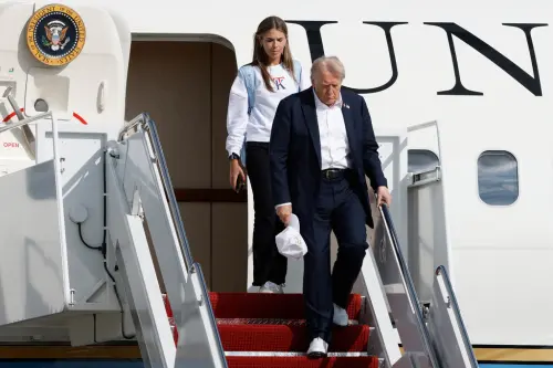 ▲凱伊穿著自家品牌與川普一起搭乘總統專機去看萊德盃高球賽。（圖／美聯社／達志影像）