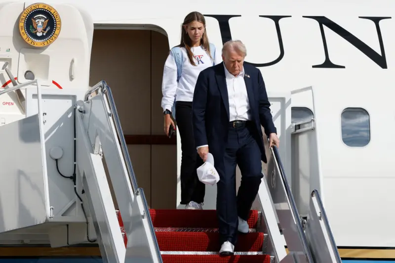    ▲凱伊穿著自家品牌與川普一起搭乘總統專機去看萊德盃高球賽。（圖／美聯社／達志影像）  